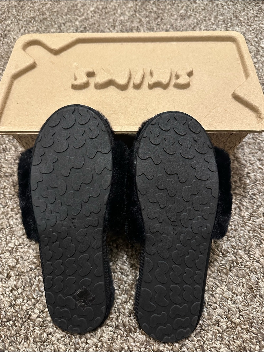 SKIMS Black Fuzzy Slide Slippers - Picture 5 of 6